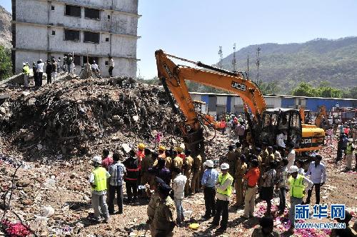 印度违章楼房坍塌致72死70伤 或已无生还者