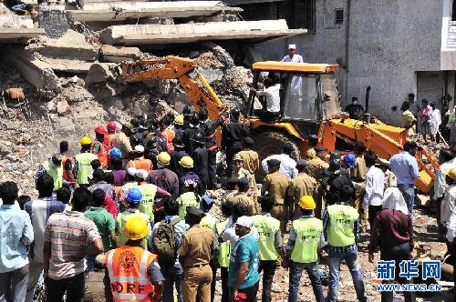 印度违章楼房坍塌致72死70伤 或已无生还者