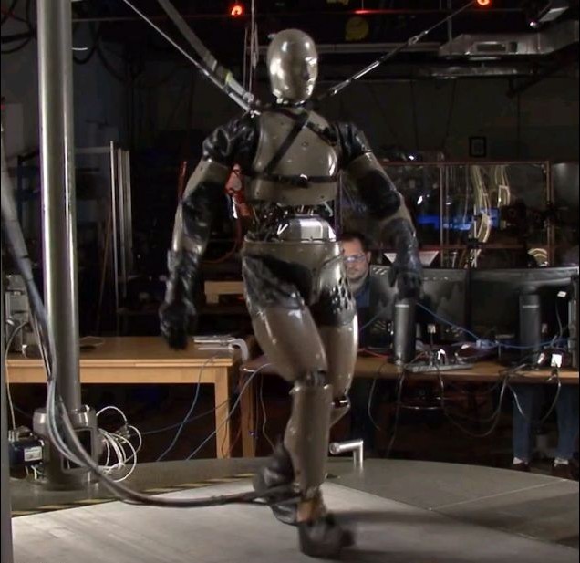美研发高性能仿生机器人 能出汗可测试军用防护服