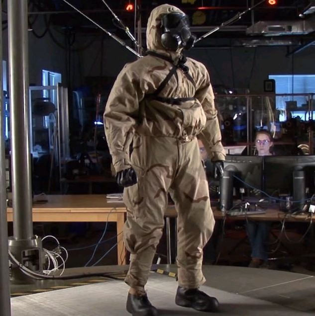 美研发高性能仿生机器人 能出汗可测试军用防护服