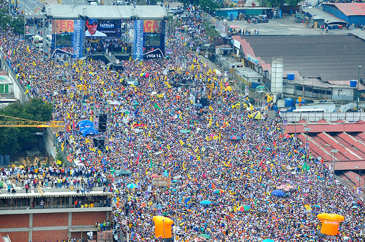 委总统大选在即口水仗正酣 数十万人集会支持反对派