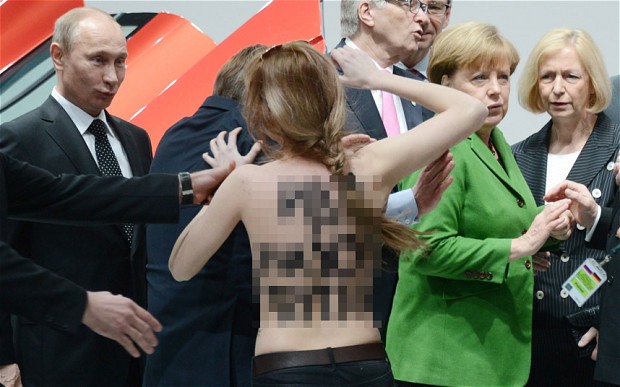 俄总统普京遭女权分子裸体抗议 自嘲没看清
