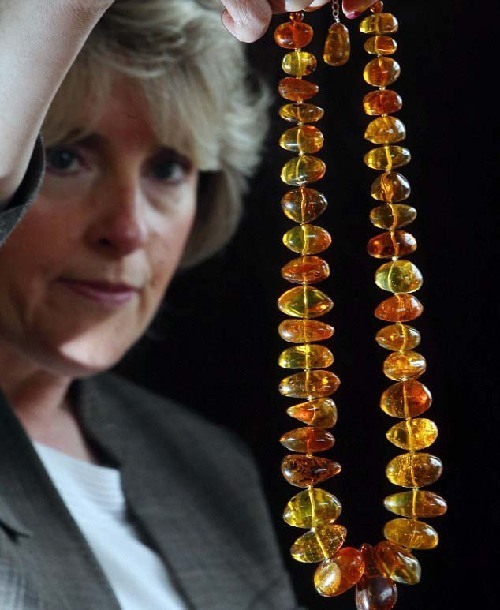 4000万年前琥珀所串项链将拍卖 估价1万英镑