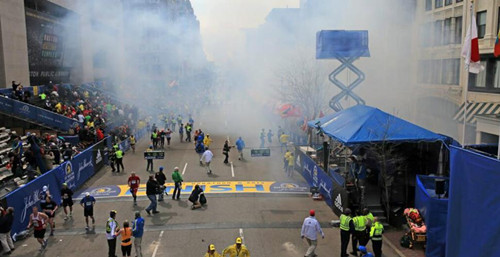 全球媒体聚焦：波士顿成人间炼狱 烟雾升腾50尺
