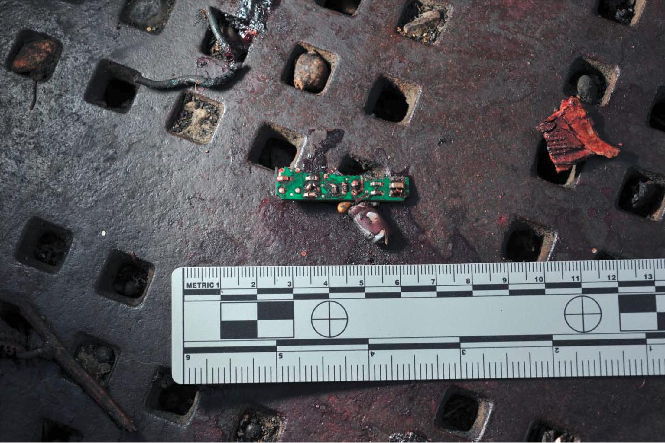 波士顿爆炸装满炸药压力锅是“元凶” 现场可疑者照片引热议