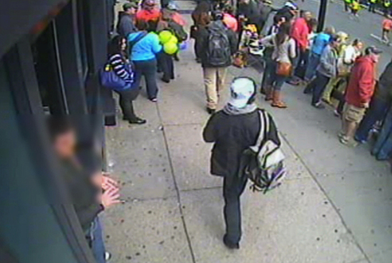 美国公布波士顿马拉松爆炸案嫌疑人照片