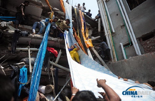 组图：孟加拉国大楼坍塌 布条成救援主力军