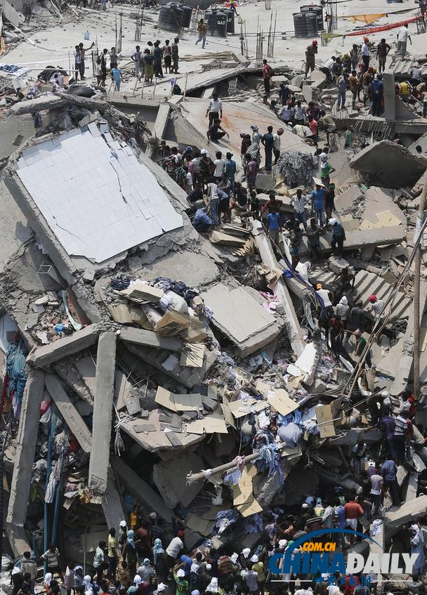孟大楼倒塌近300人亡 警方用催泪弹应对抗议者