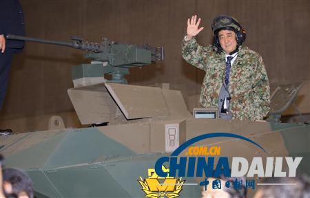 日本首相安倍晋三穿作战服登战车 数十年来首次
