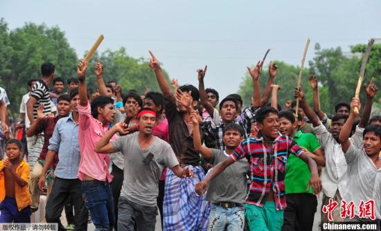 孟加拉国上万工人罢工游行 要求判处塌楼业主死刑