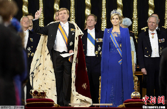 组图：亚历山大宣誓就任荷兰国王