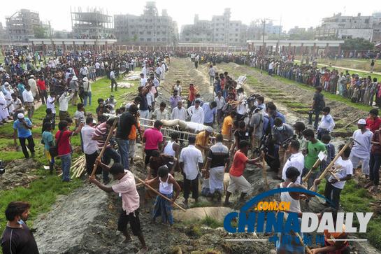 孟加拉国为垮楼遇难者举行葬礼 死亡人数已过400