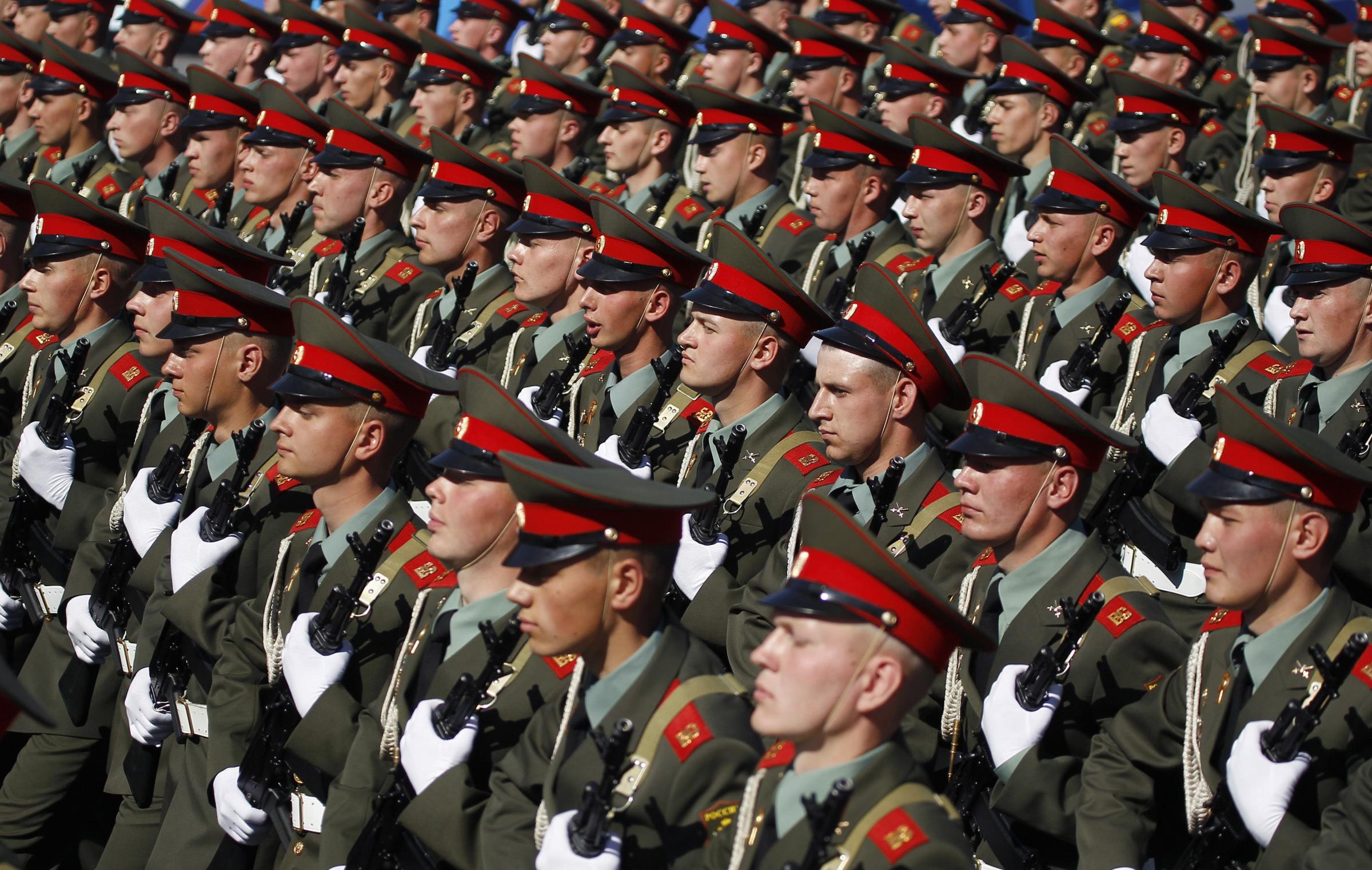 俄罗斯举行胜利日阅兵式 百件先进军事装备亮相