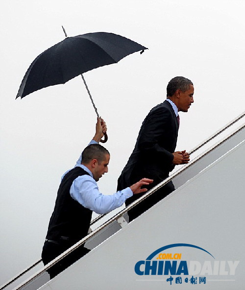 奥巴马出门前伸手测雨 或因海军撑伞风波心有余悸