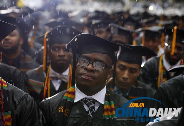 奥巴马呼吁黑人毕业生帮助弱势群体 避免入狱坐牢