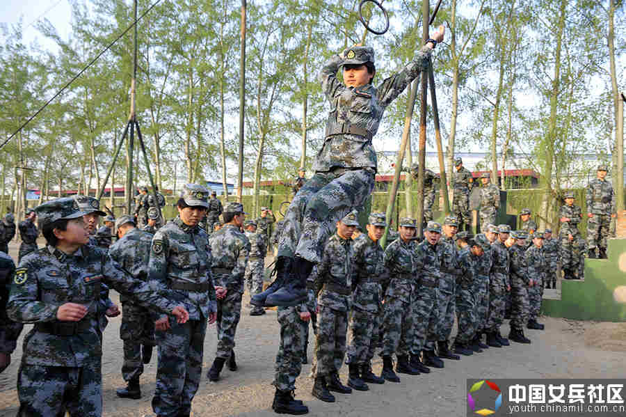 战场上没女人女特种兵像男兵一样严酷训练