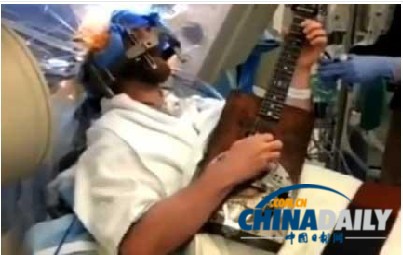 社交媒体直播大型脑部手术 患者术间边弹吉他边唱歌