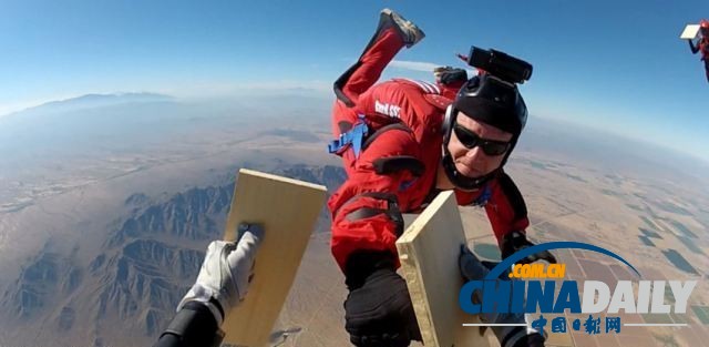 俄极限狂人珠峰跃下创新高 美跳伞教练空中劈板破纪录