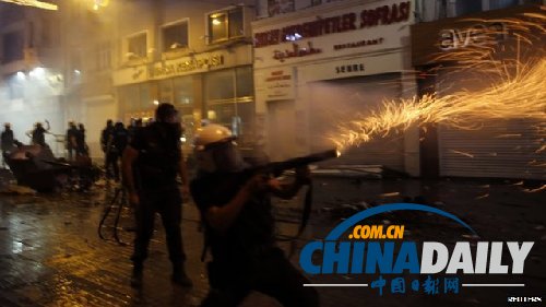 土耳其抗议示威引发大规模冲突 至少12人受伤