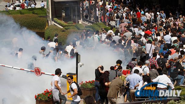 土耳其多地爆发大规模反政府示威 总理承认警方应对方式不妥