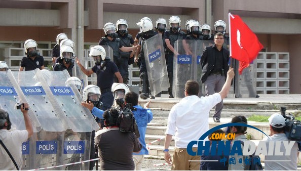 土耳其示威抗议愈演愈烈 1人死亡3000余人受伤