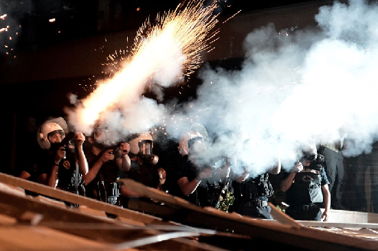 土耳其反政府示威继续上演 警察发射催泪弹