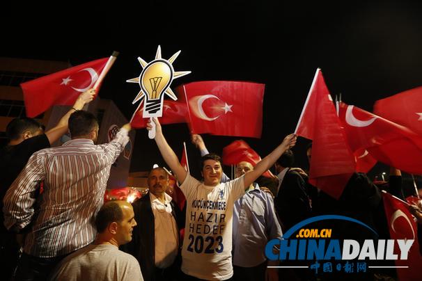 土耳其总理回国 呼吁民众停止抗议及暴力活动