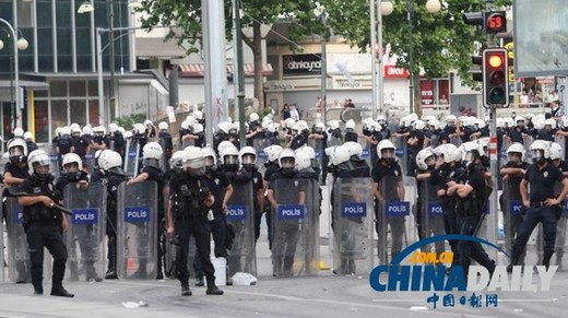 土耳其警方与示威者发生冲突 动用高压水炮催泪瓦斯