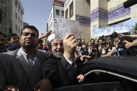 伊朗总统大选选民热情高涨 鲁哈尼得票率暂居首