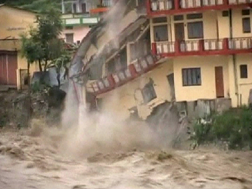 印度北部洪水致逾60人死亡 空军直升机出动救援