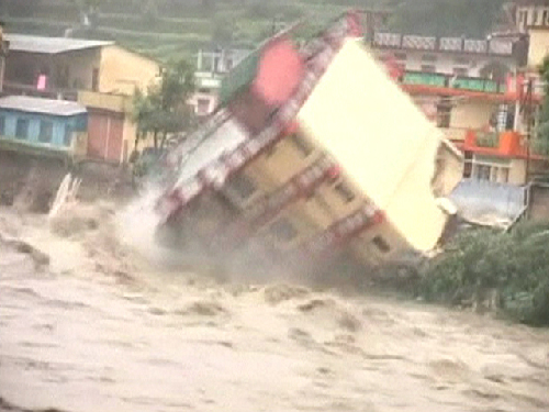 印度北部洪水致逾60人死亡 空军直升机出动救援