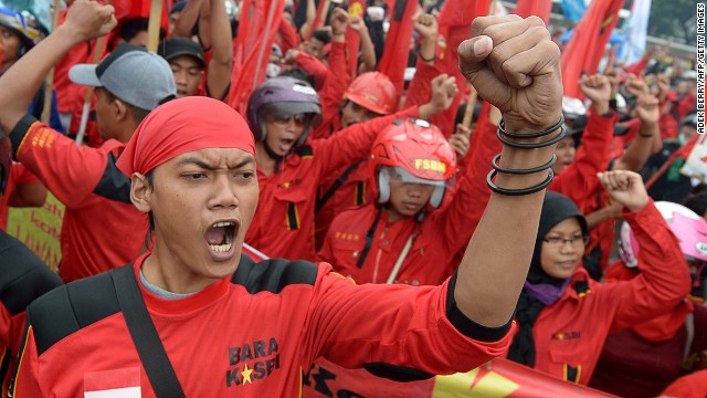 印尼国会批准汽油价格猛涨四成 恐引发更大规模抗议