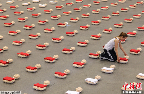 德国约600学生同时练习心脏复苏 欲创世界纪录