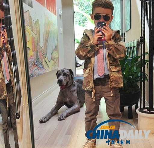 美国5岁男孩穿着时尚爱拍照爱分享 引领网络炫酷风