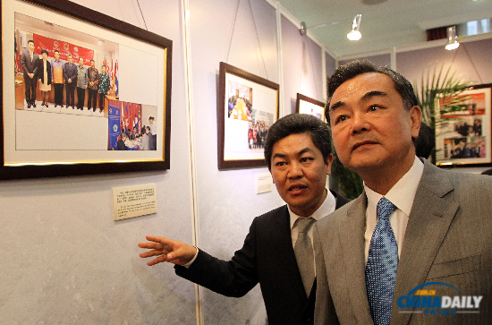 王毅与东盟十国驻华使节参观中国-东盟图片展