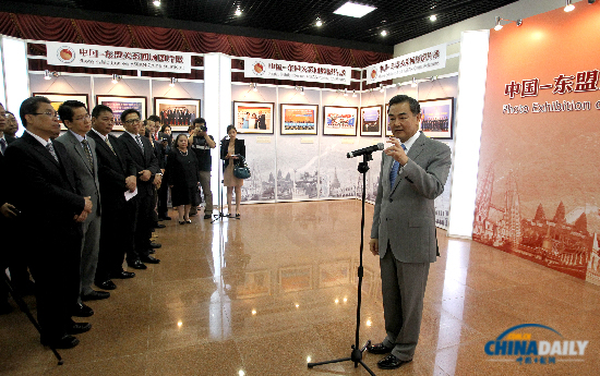 王毅与东盟十国驻华使节参观中国-东盟图片展