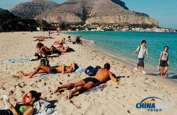 意大利沿海小镇沙滩外禁穿比基尼 违者最多罚500欧元