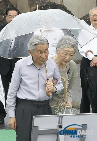 日本天皇夫妇雨中视察灾区 所撑塑料伞或从中国进口