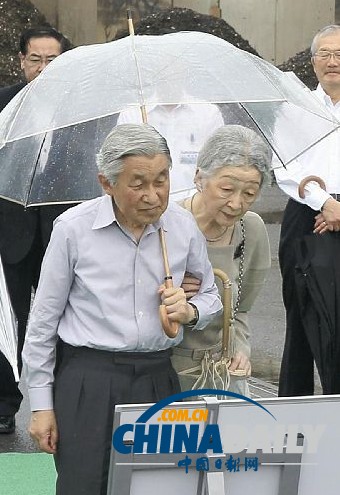 日本天皇夫妇自己打伞冒雨视察灾区（高清组图）