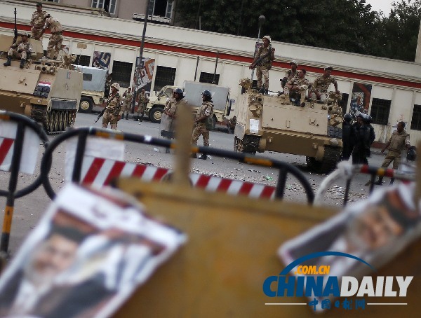 埃及军方部署坦克护卫总统府 两省已进入紧急状态