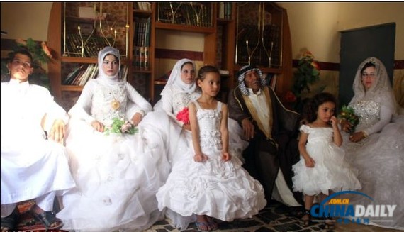 伊拉克92岁农民迎娶22岁娇妻 与两个孙子同日结婚
