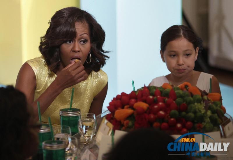 米歇尔白宫办儿童国宴 奥巴马助阵抱怨“不公平” 