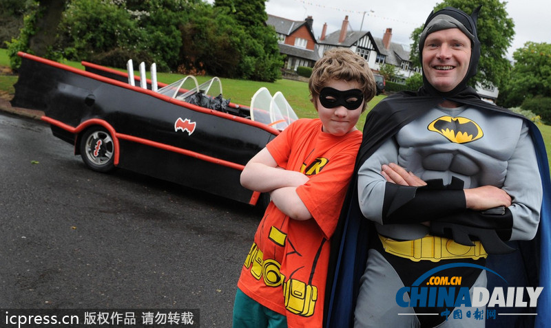 英国父子共同打造蝙蝠车 大玩“角色扮演”超拉风