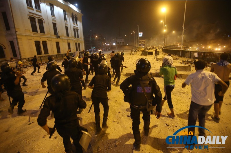 组图：穆尔西支持者示威游行 防暴警察发射催泪弹