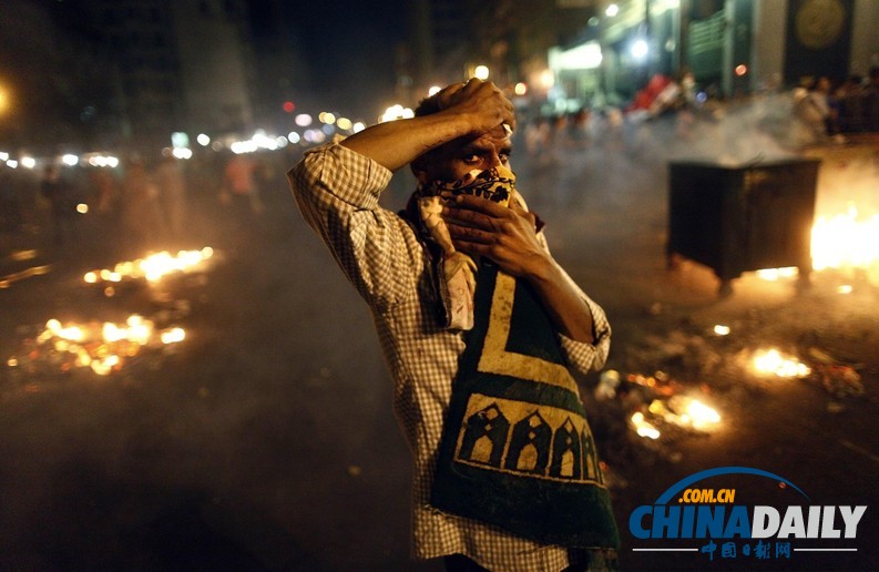 组图：穆尔西支持者示威游行 防暴警察发射催泪弹