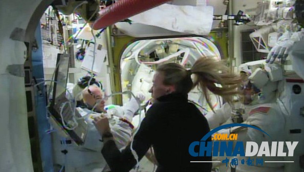 宇航员头盔宇航服漏水 NASA紧急中止其太空行走