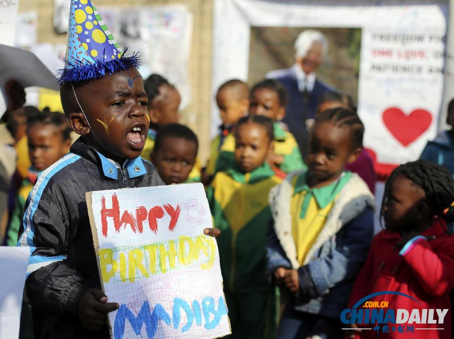 组图：曼德拉迎来95岁生日 南非民众以各种形式祝贺
