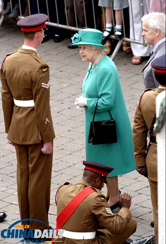 士兵盘腿坐地迎接英国女王 众人震惊女王淡定（图）