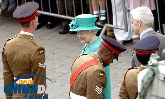 士兵盘腿坐地迎接英国女王 众人震惊女王淡定（图）