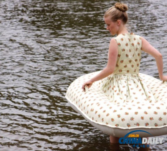 澳艺术家打造可漂浮连衣裙 外观时尚可当充气筏